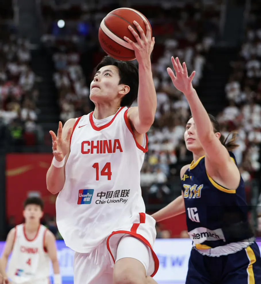 罗马训练开放日,清晨复出首秀引欢呼,CBA季后赛在即,年轻球员得到机会 罗马训练开放日,清晨复出首秀引欢呼,CBA季后赛在即,年轻球员得到机会