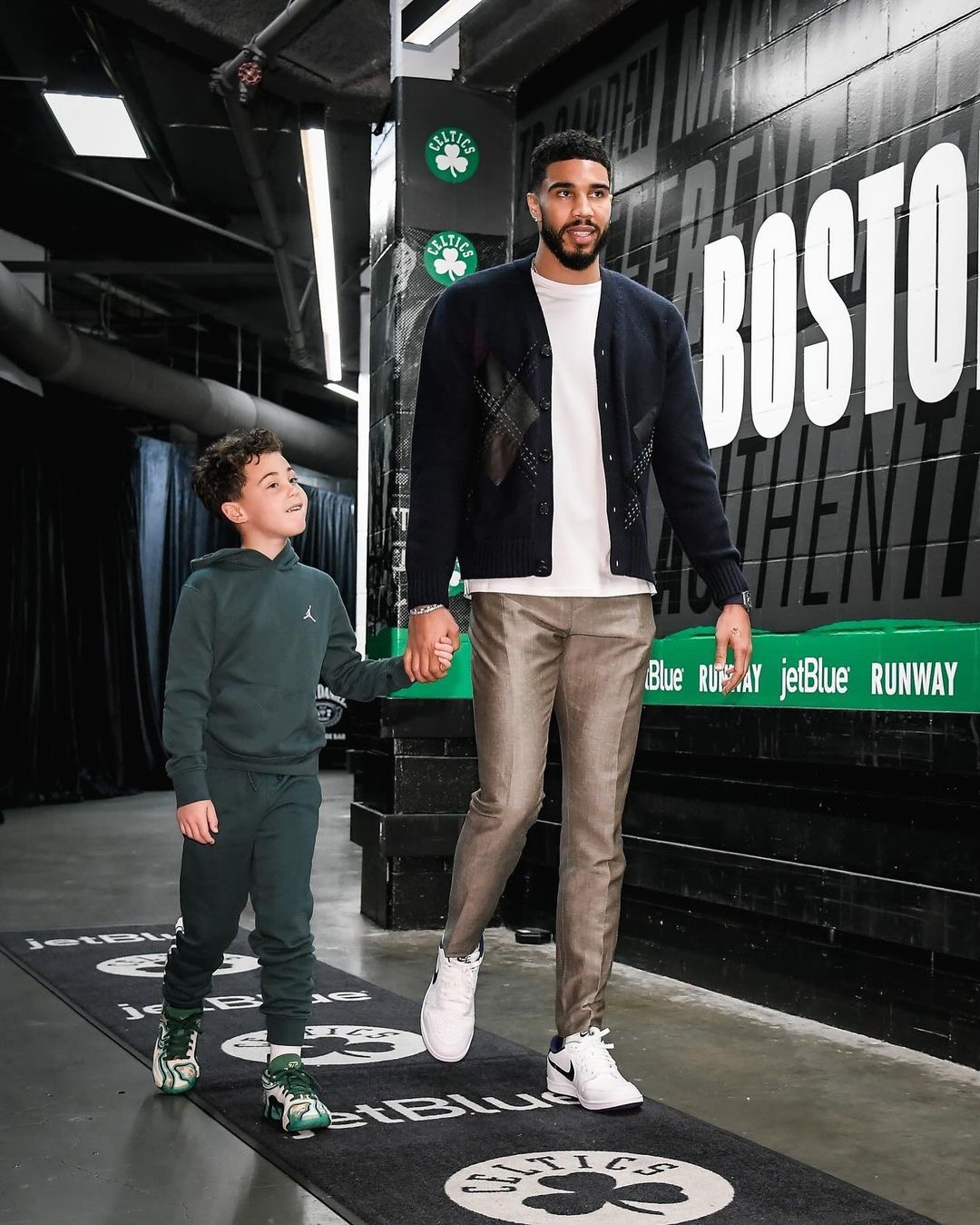 九游-塔图姆回归赛场，战术调整首场状态亮眼，C9观众沸腾！的简单介绍